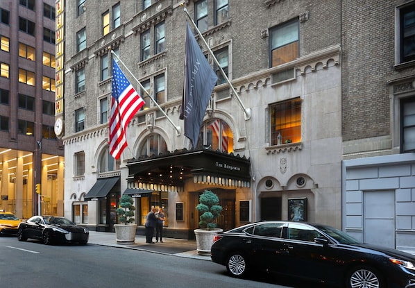 Ett hotell med en klassisk fasad, som har en framträdande amerikansk flagga och en skylt med texten ”The Benjamin”.