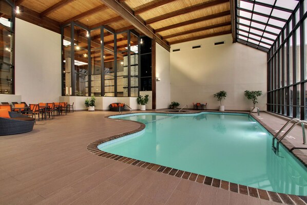 Piscine couverte, chaises longues