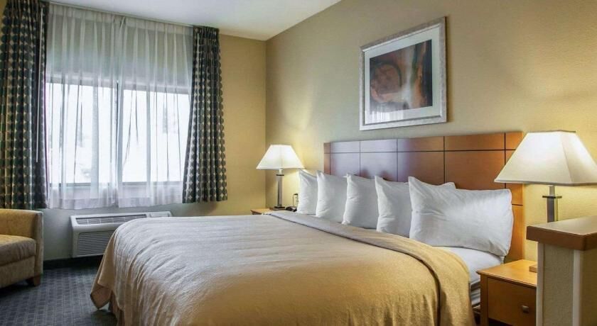 Premium bedding, in-room safe, laptop workspace, iron/ironing board