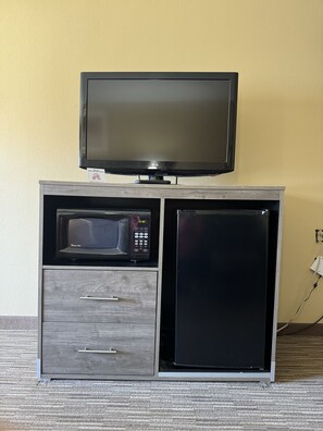 Premium bedding, in-room safe, laptop workspace, iron/ironing board - Quality Inn Forsyth - Decatur (Forsyth)