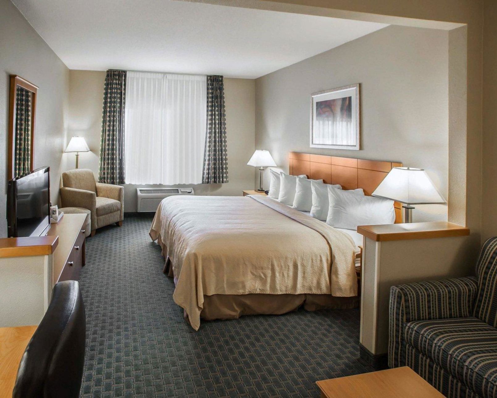 Premium bedding, in-room safe, laptop workspace, iron/ironing board