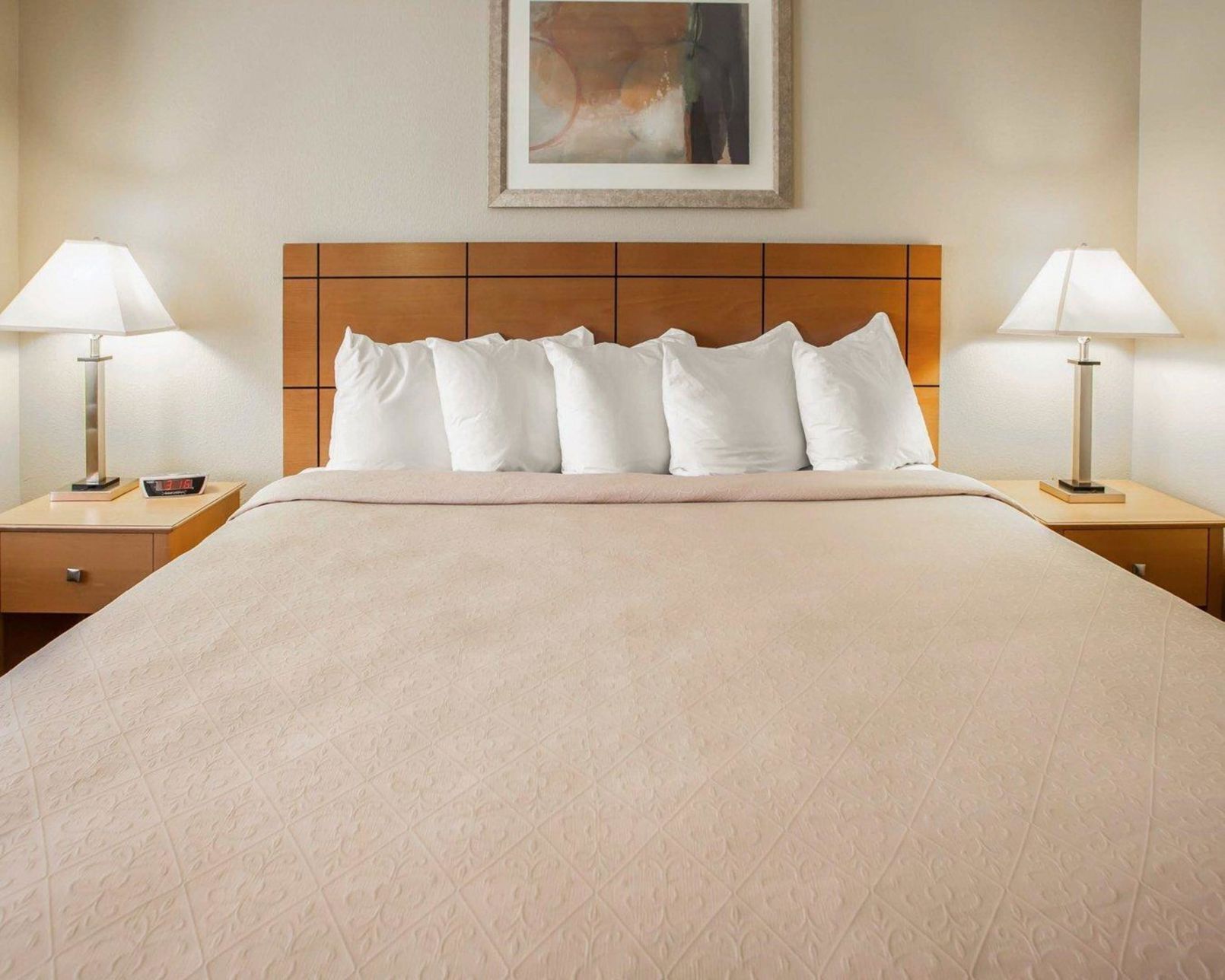 Premium bedding, in-room safe, laptop workspace, iron/ironing board