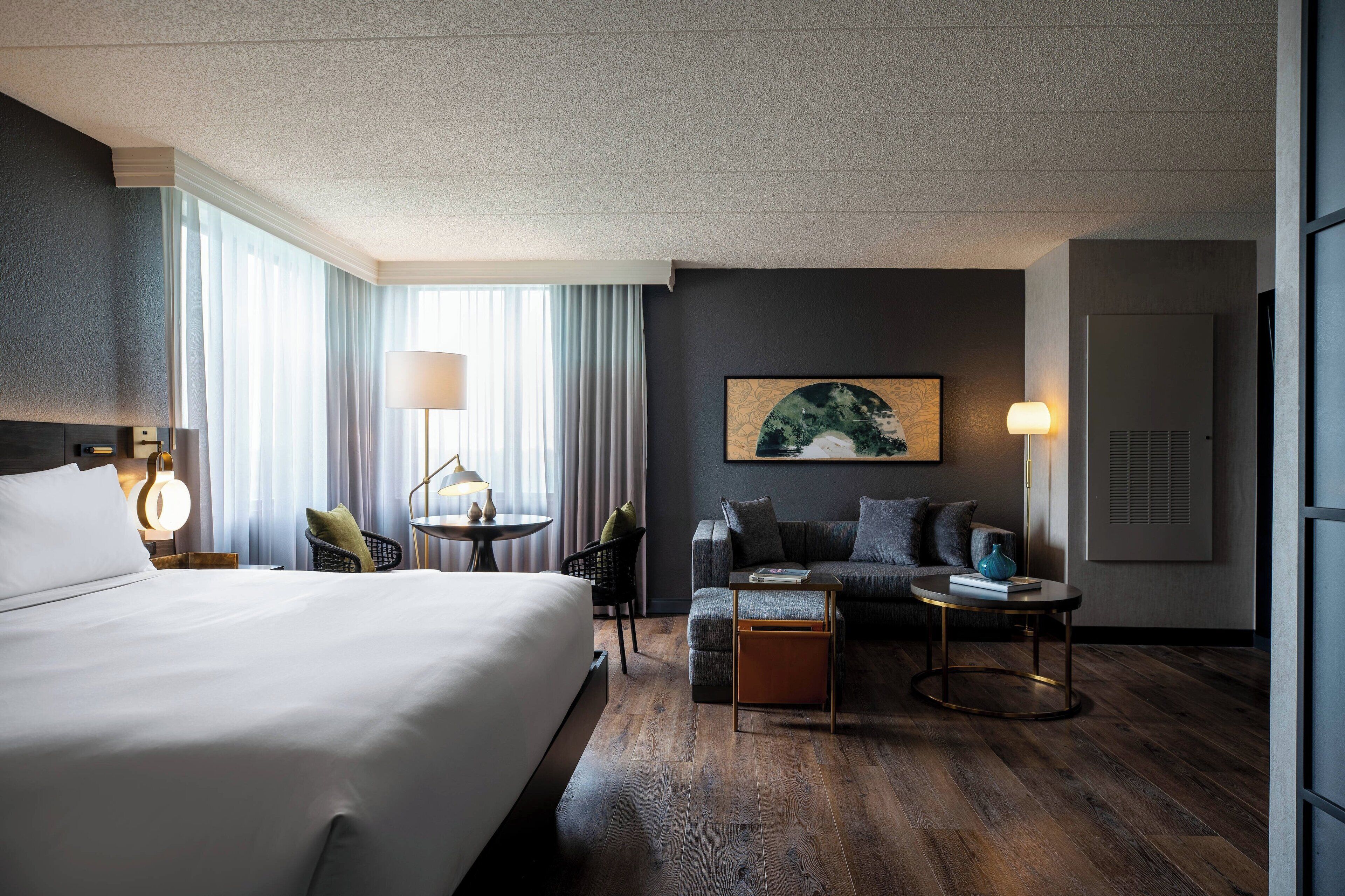 ผ้านวมขนเป็ด,   เตียงพร้อมฟูกเสริมที่นอน, ตู้นิรภัยในห้องพัก, โต๊ะทำงาน