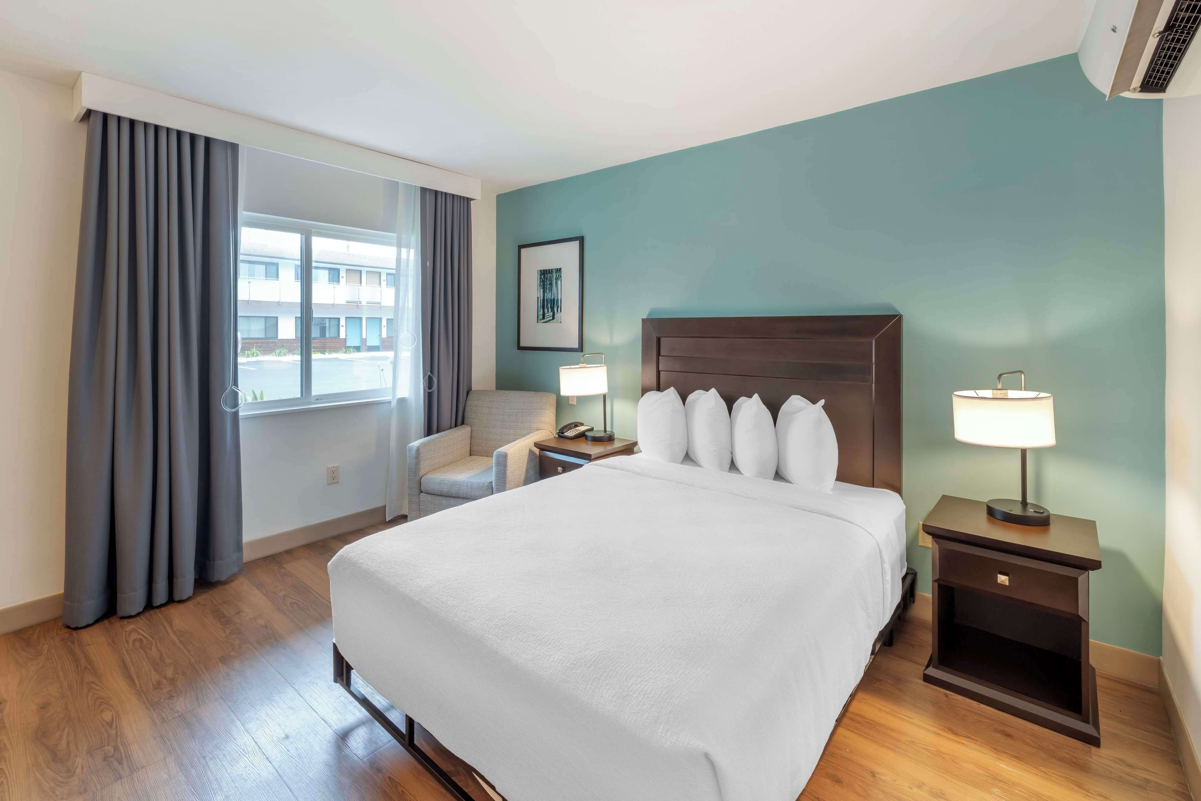 デスク、ノートパソコン用作業スペース、アイロン / アイロン台、ベビーベッド (無料)