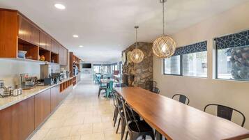 Café da manhã para viagem grátis todos os dias