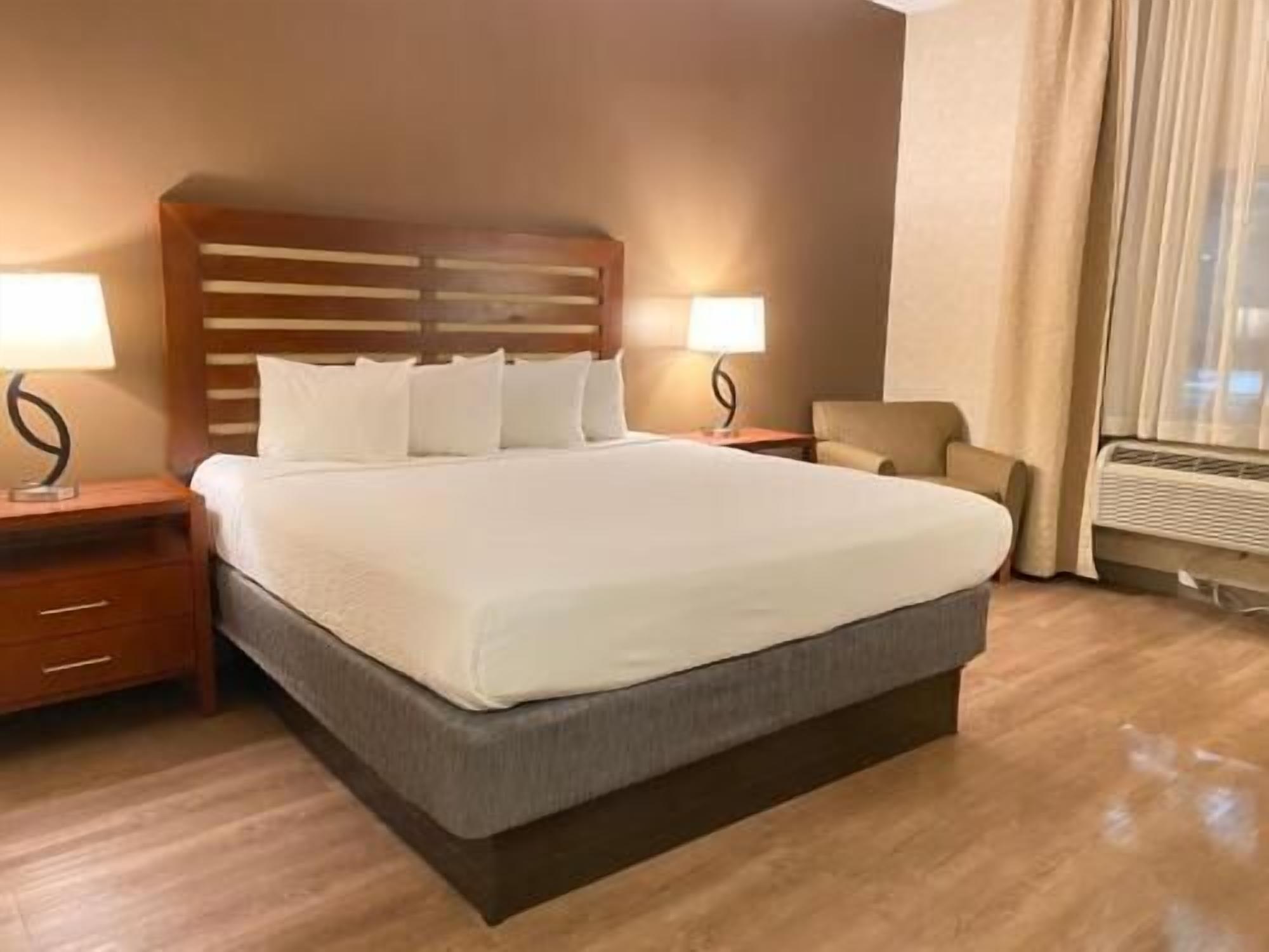 Escritorio, camas extra, wifi gratis y ropa de cama 