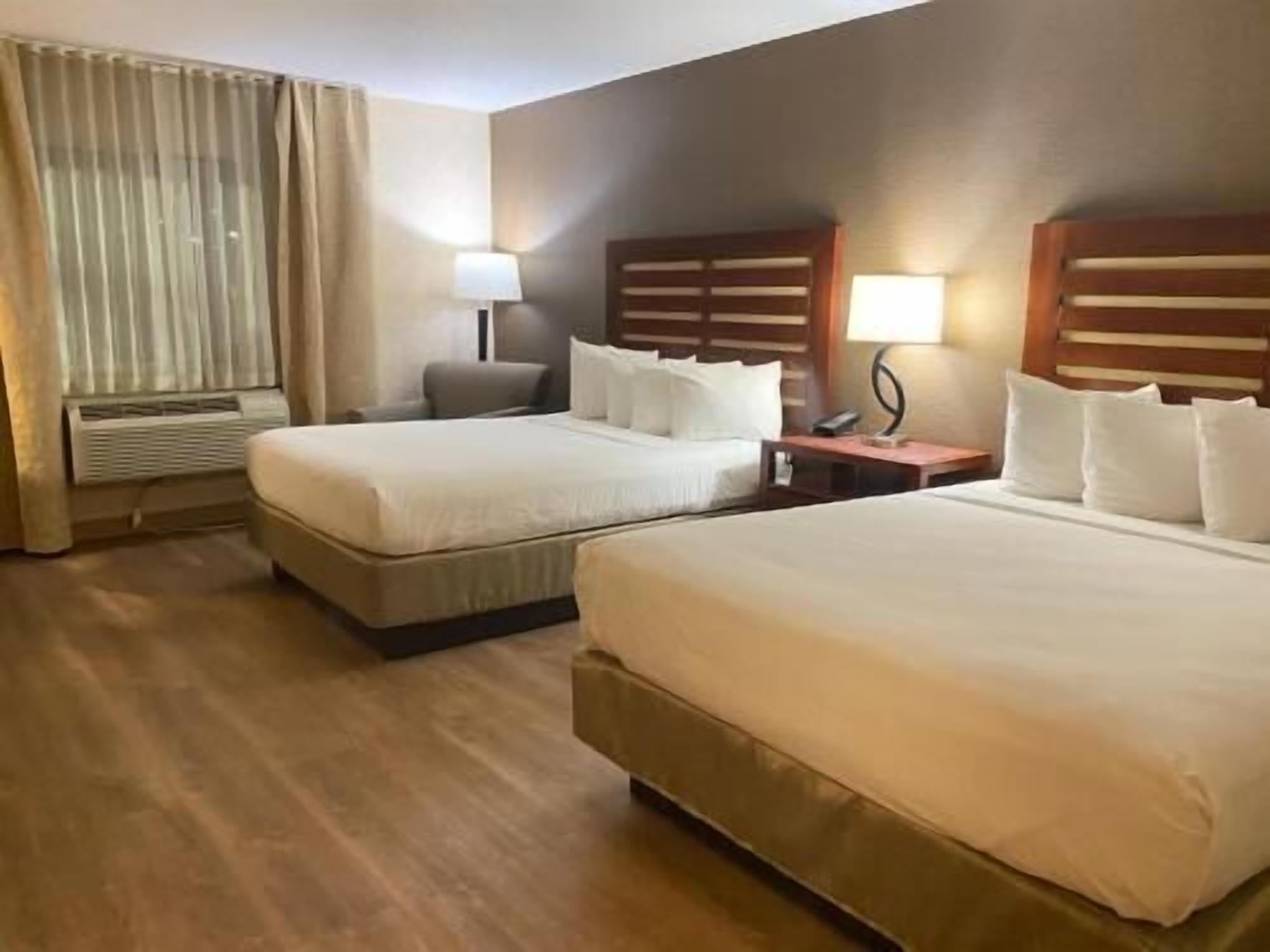 Escritorio, camas extra, wifi gratis y ropa de cama 
