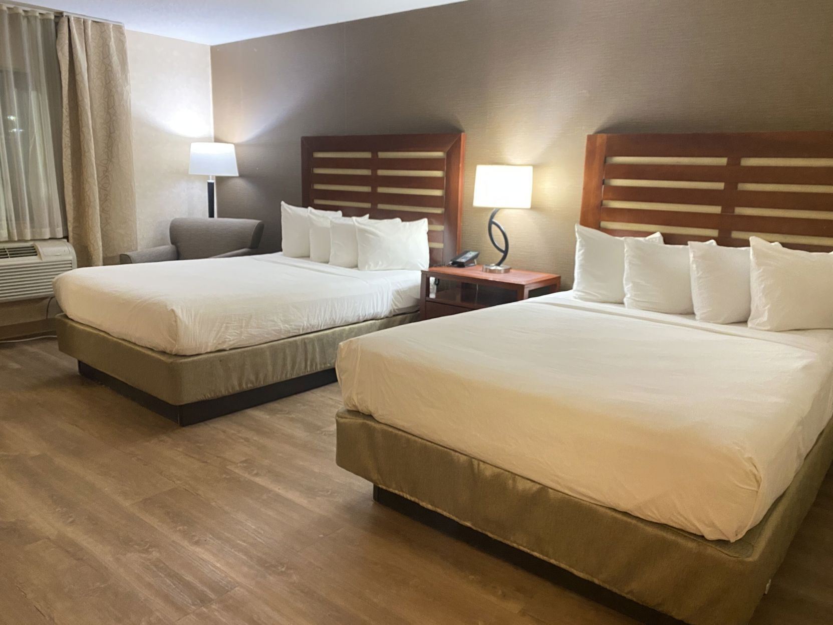 Escritorio, camas extra, wifi gratis y ropa de cama 