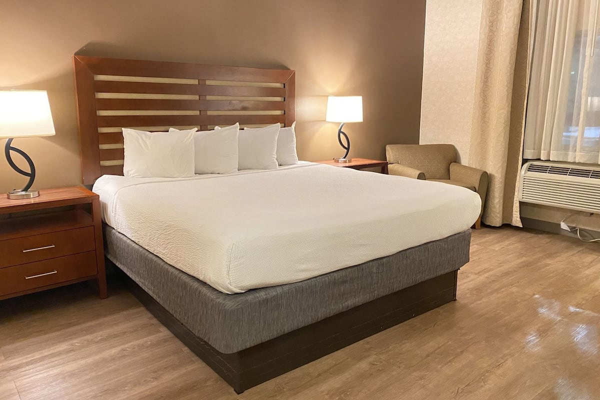 Escritorio, camas extra, wifi gratis y ropa de cama
