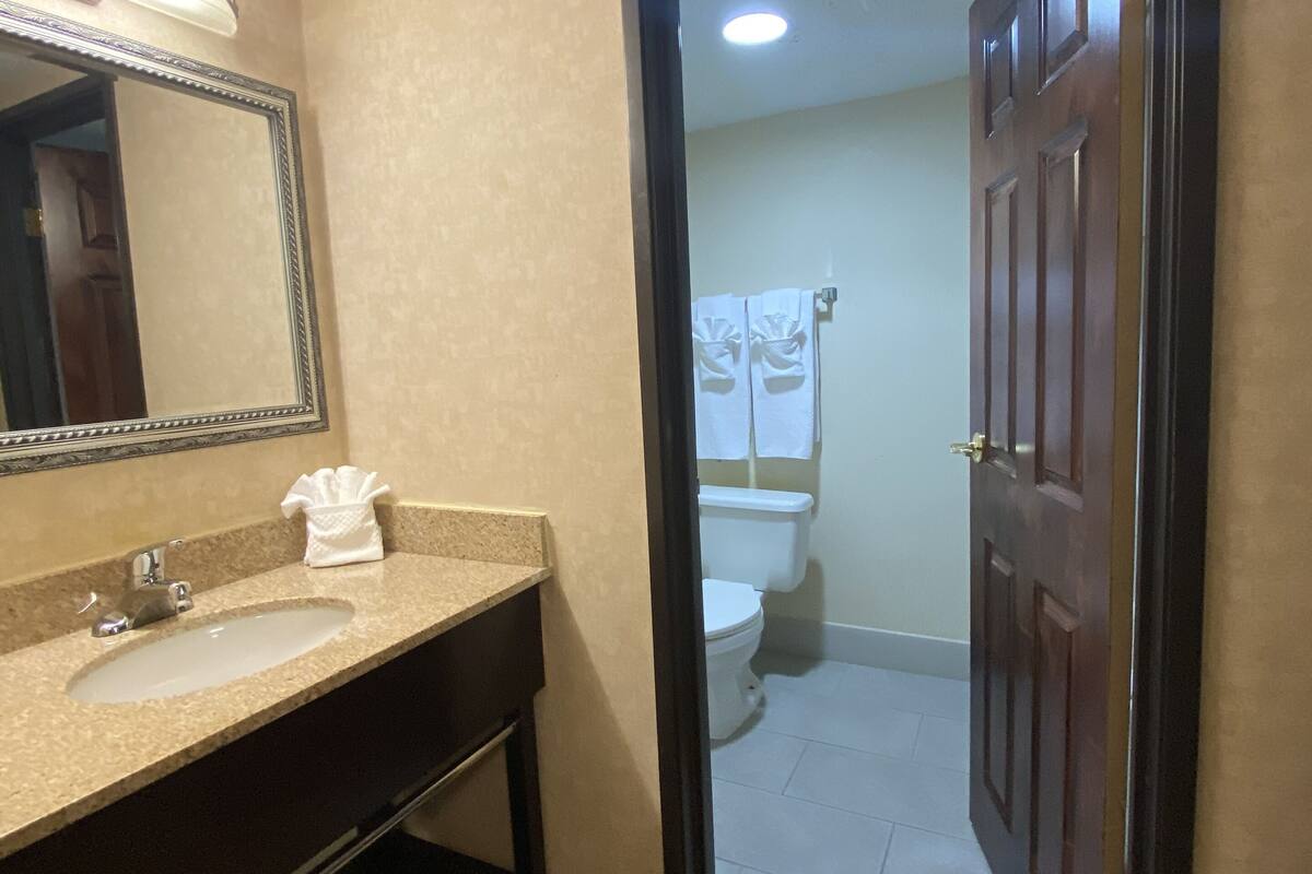 desk, rollaway beds, free wifi, bed sheets