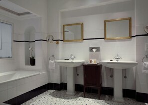Deluxe Room, Balcony, Sea View | Bathroom