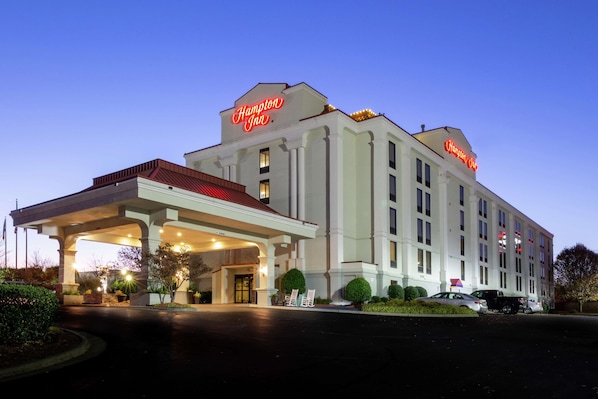 A Hampton Inn hotel with a covered entrance, multiple floors, and a well-lit facade. - Hampton Inn Winston-Salem Hanes Mall (Winston-Salem)