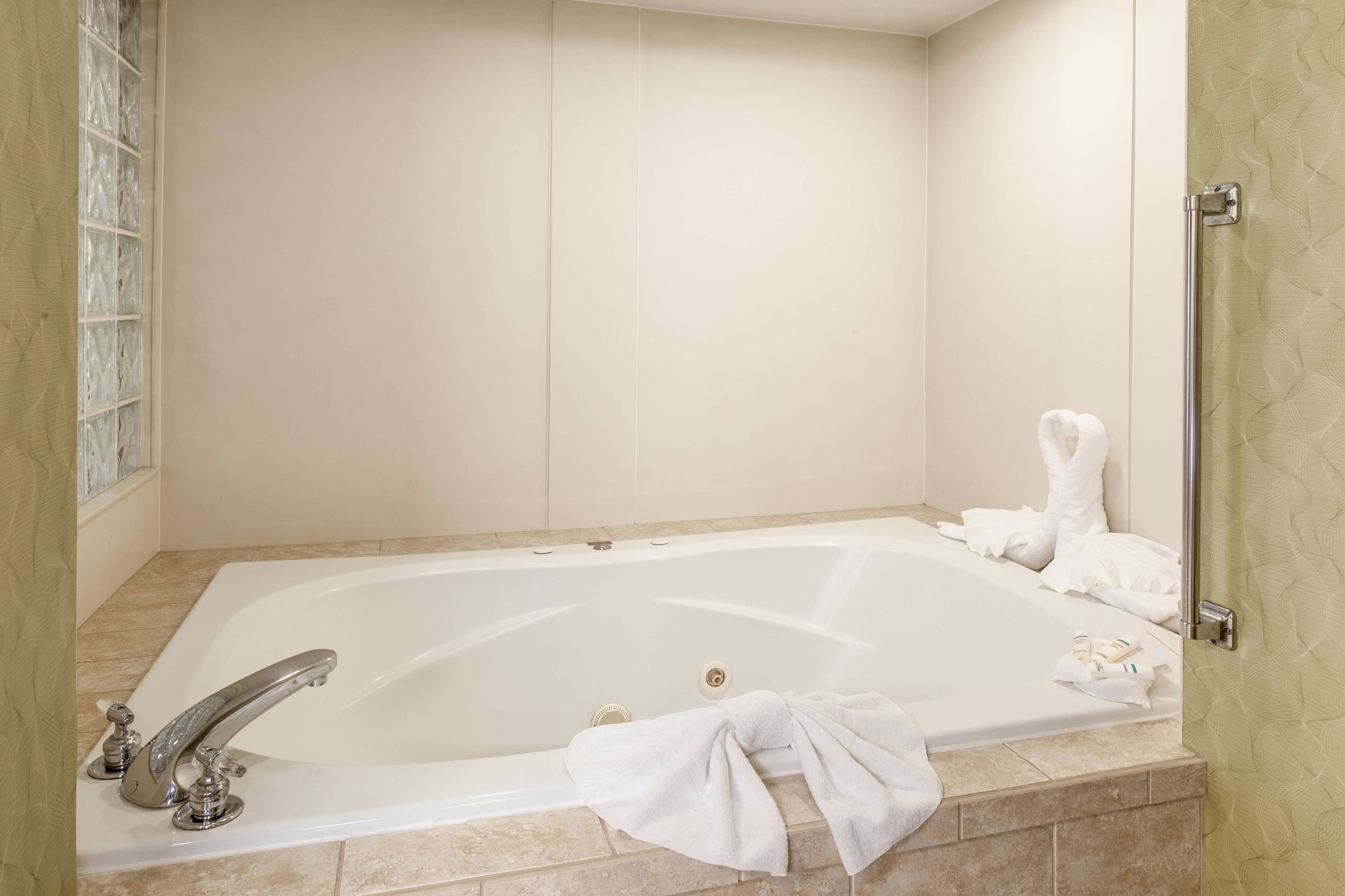 executive suite, 1 king bed | bathroom | free toiletries, hair dryer, towels