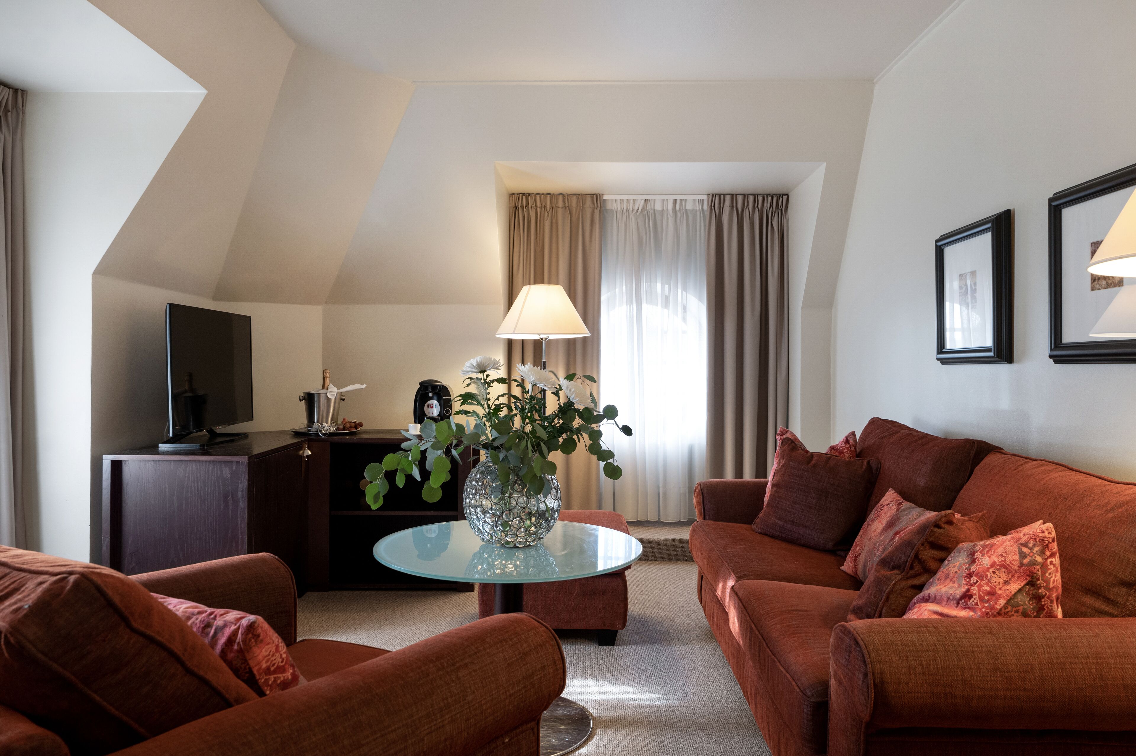 deluxe room | 1 bedroom, in-room safe, individually decorated, individually furnished