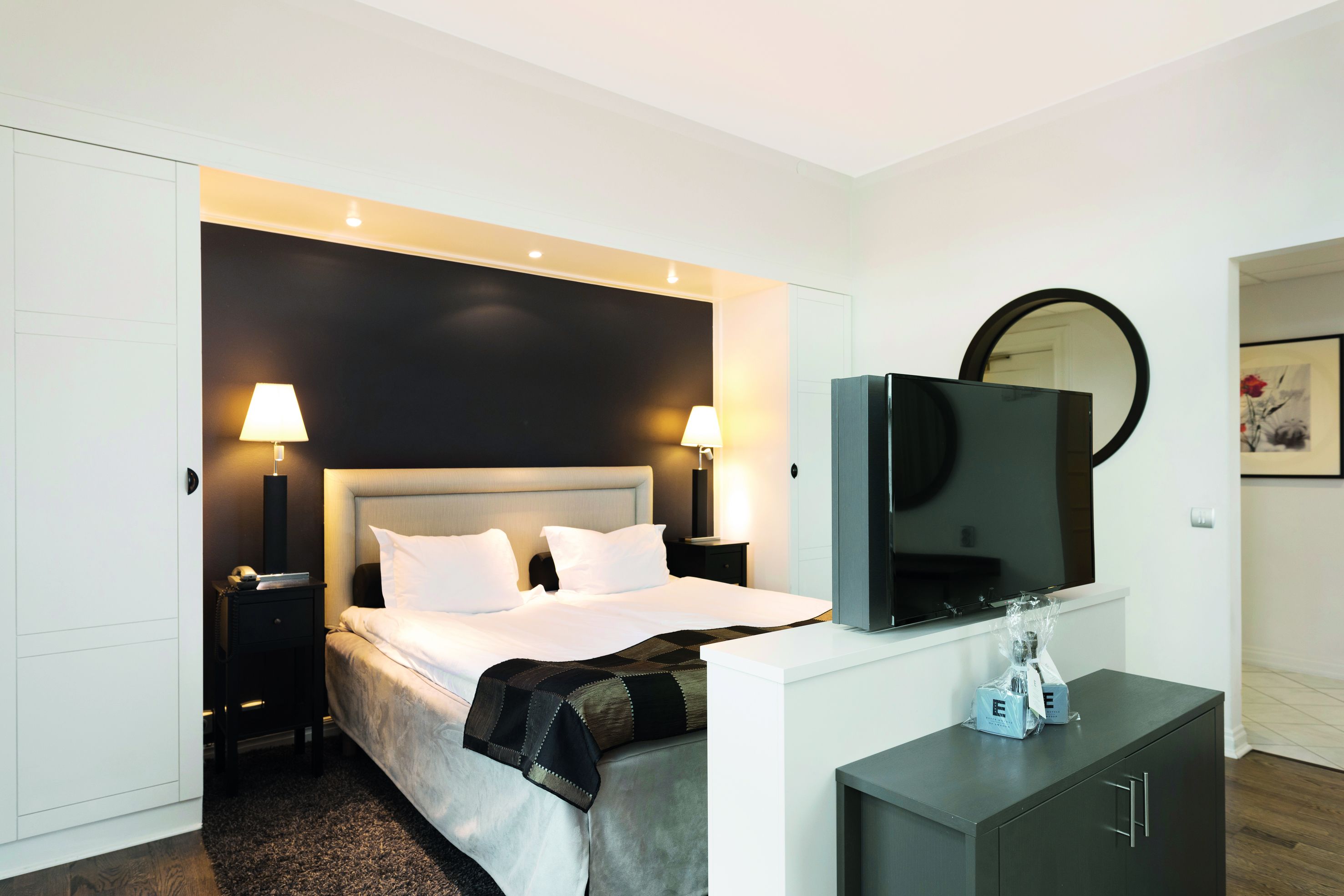 deluxe room | 1 bedroom, in-room safe, individually decorated, individually furnished