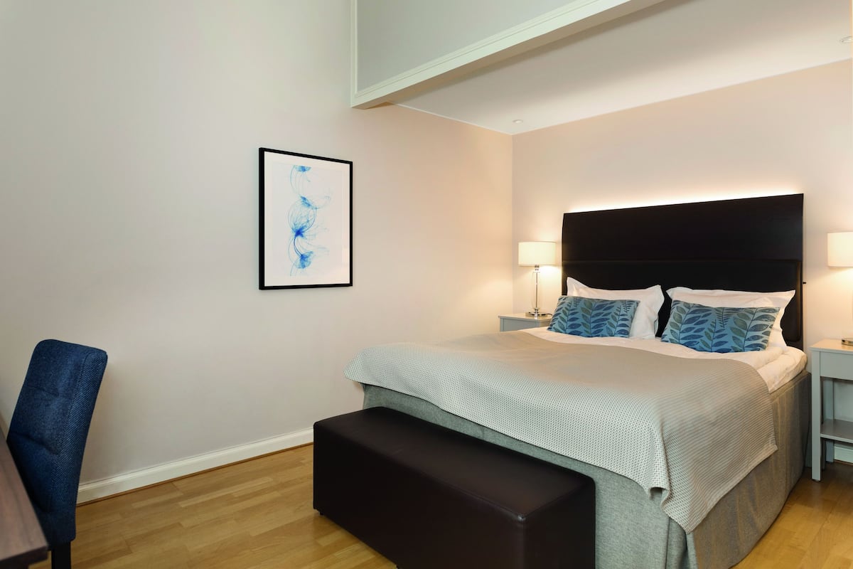 Habitación familiar | Caja fuerte, decoración individual, mobiliario individual y escritorio