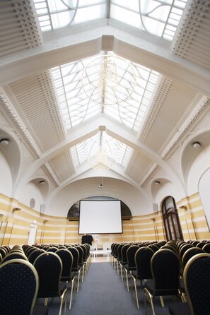 Caja fuerte, decoración individual, mobiliario individual y escritorio