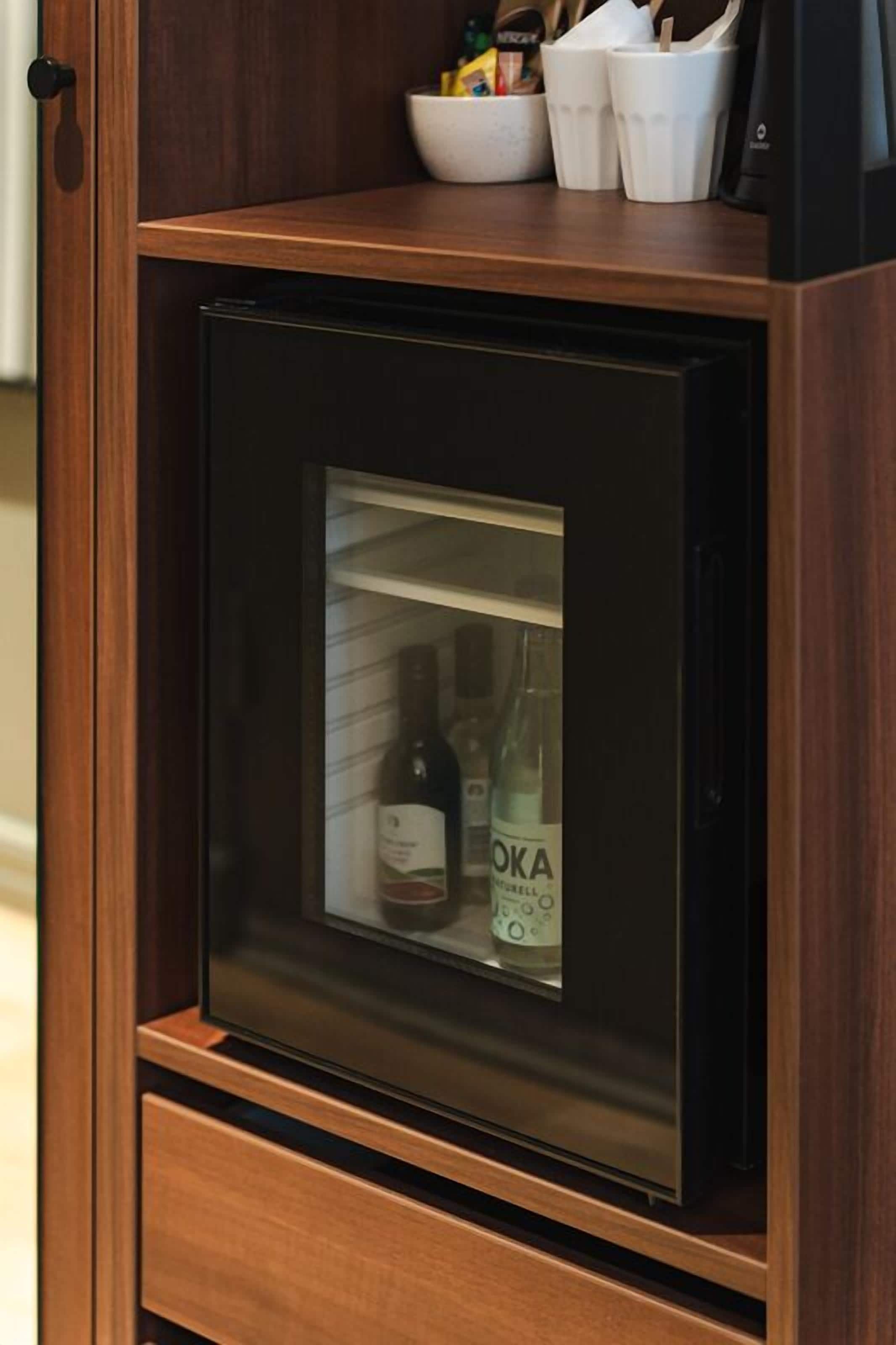 standard room (140 cm bed) | 1 bedroom, in-room safe, individually decorated, individually furnished