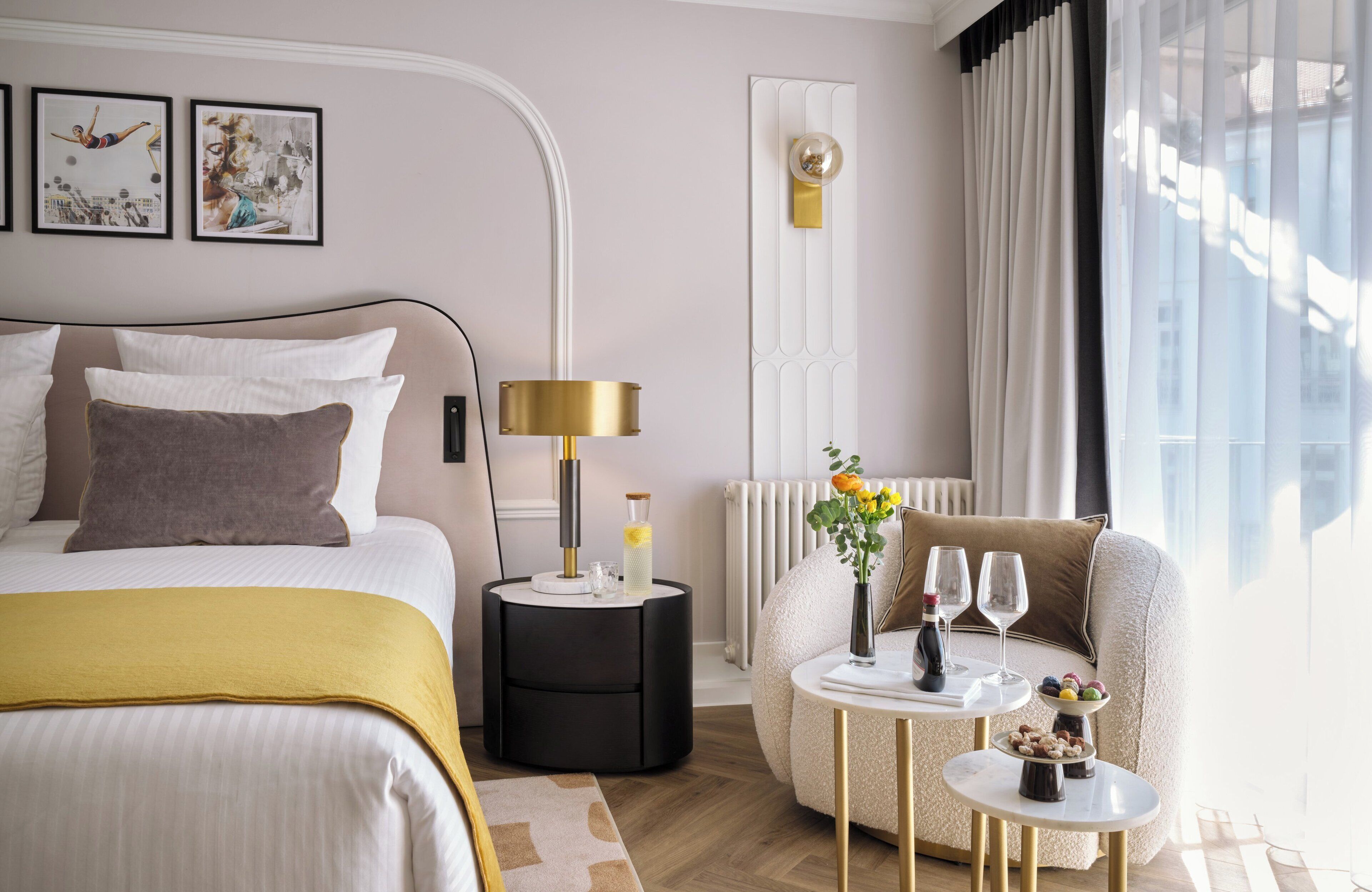 Minibar, caja de seguridad en la habitación y escritorio 