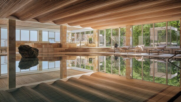Un espacio interior amplio con un estanque reflectante, techo de madera y grandes ventanales que ofrecen vistas al verdor.