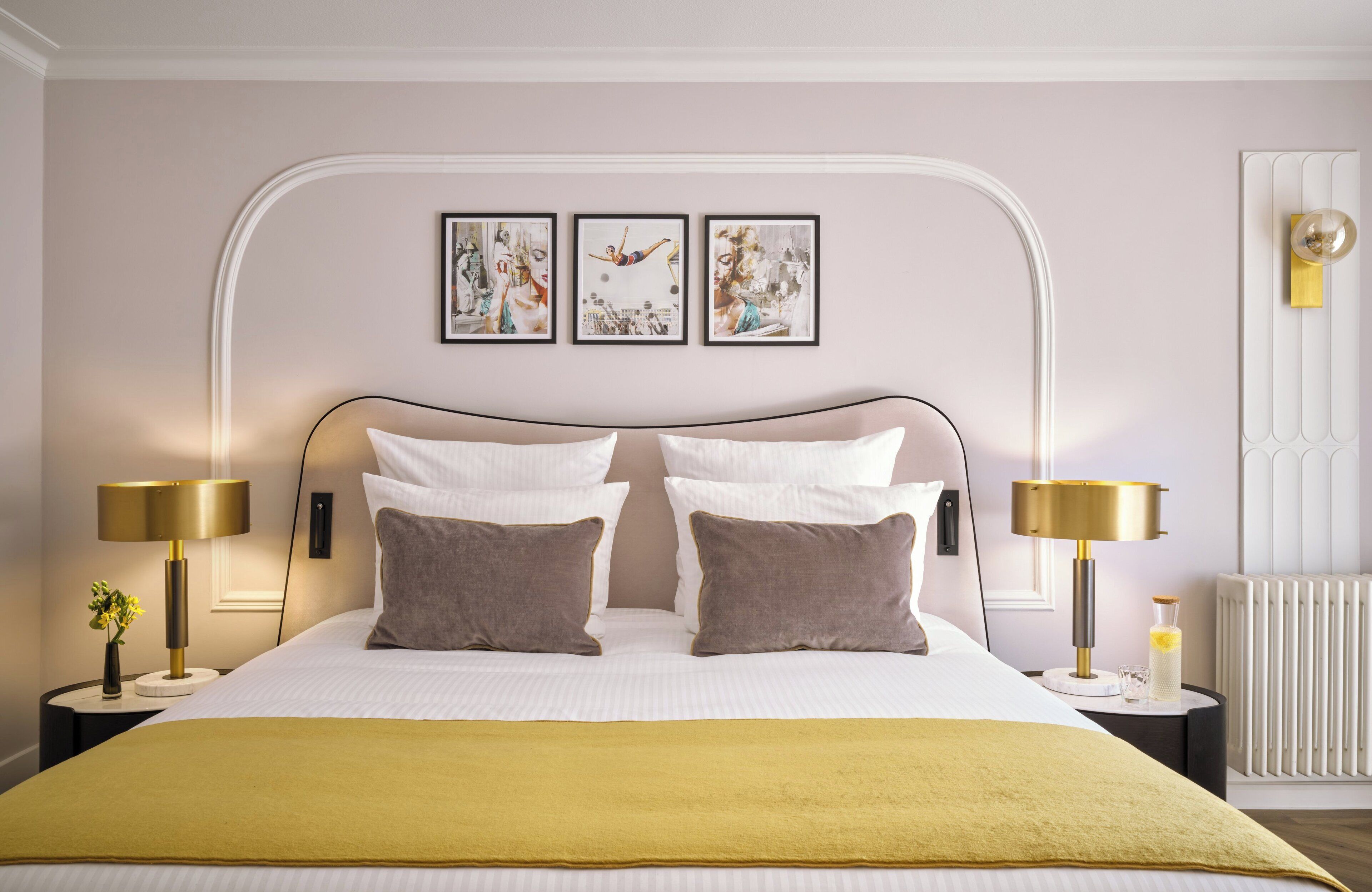 Minibar, caja de seguridad en la habitación y escritorio 