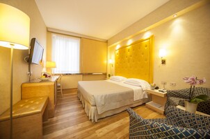 Roupas de cama premium, frigobar, cofres nos quartos, escrivaninha