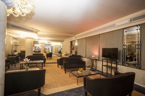 Área de estar no saguão