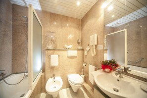 Free toiletries, hair dryer, bidet, towels - Hotel Bisanzio (Ravenna)