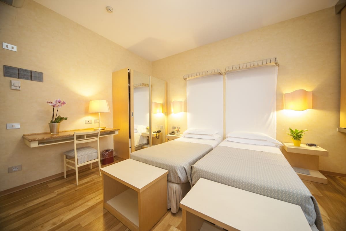 Luxe beddengoed, een minibar, een kluis op de kamer, een bureau
