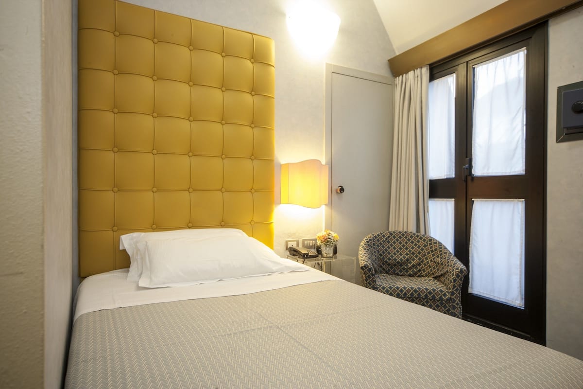 Eenpersoonskamer | Luxe beddengoed, een minibar, een kluis op de kamer, een bureau