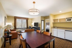 Desk, laptop workspace, iron/ironing board, cots/infant beds - Best Western Escondido Hotel (Escondido)
