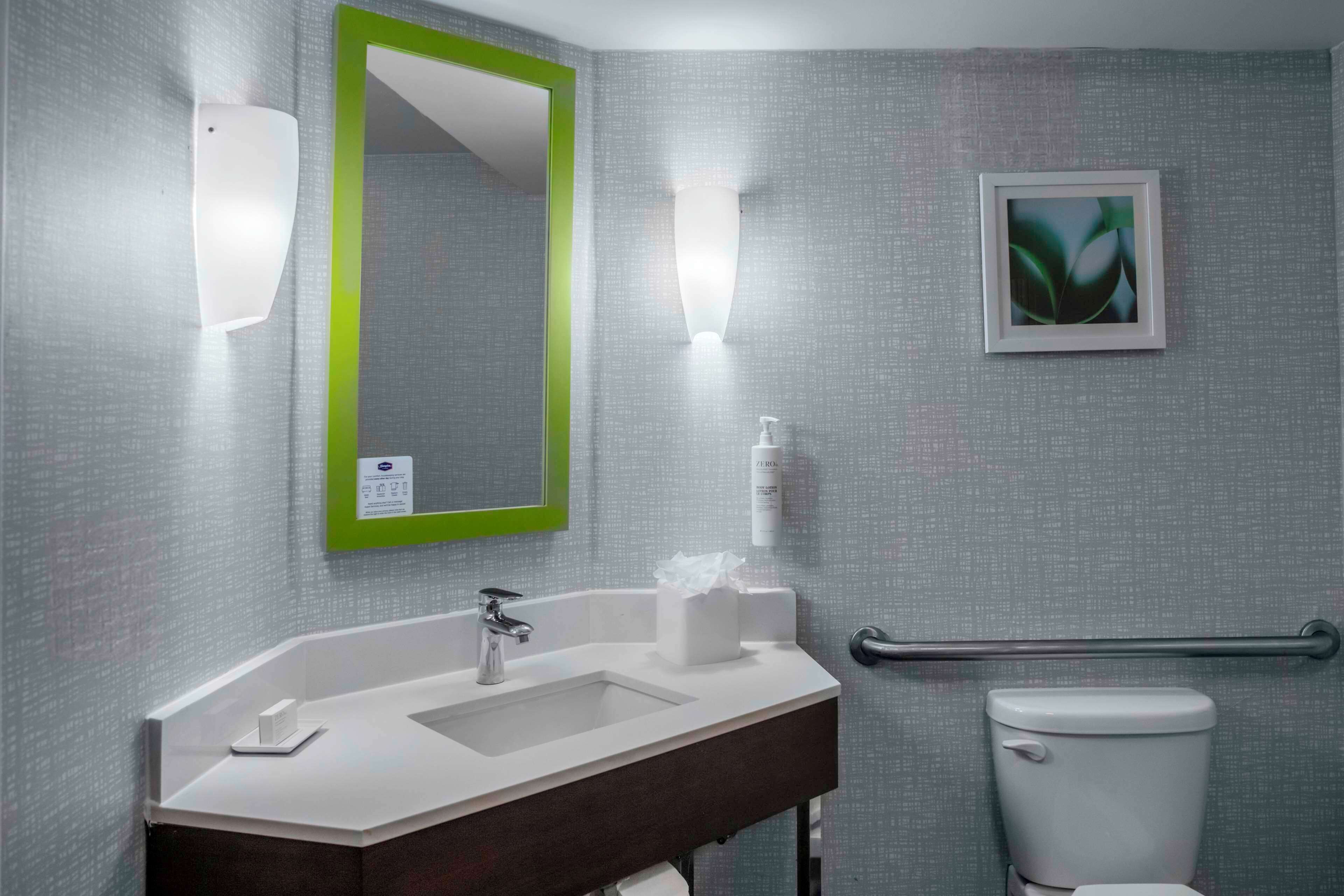 separate bathtub and shower, hydromassage showerhead, free toiletries