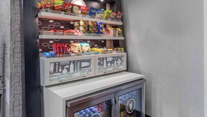 Un présentoir proposant une variété de chips et d’en-cas.