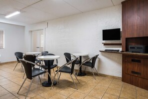 Lobby sitting area - Motel 6 Prospect Heights, IL (Prospect Heights)