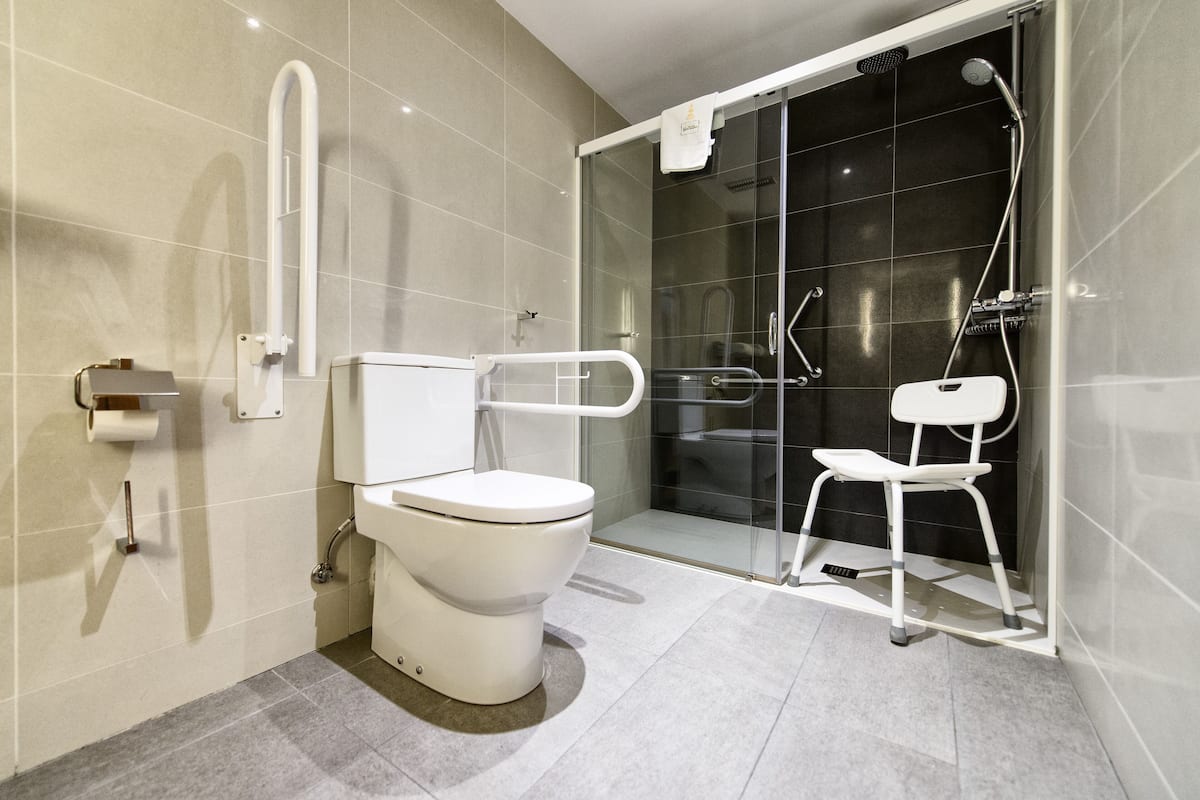 Chambre de base double, accessible aux personnes à mobilité réduite | Salle de bain | Articles de toilette (gratuits), séchoir à cheveux, serviettes fournies