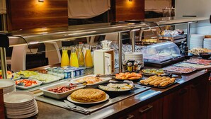 Un buffet con diversi cibi e bevande.