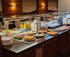 Café da manhã completo todos os dias mediante uma taxa