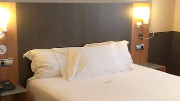 Tweepersoonskamer (with extra bed) | 2 slaapkamers, een minibar, een kluis op de kamer, een bureau