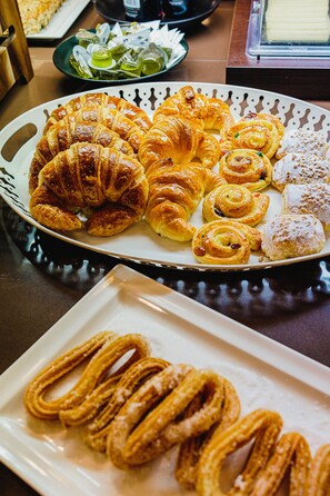 Daily full breakfast (EUR 15 per person)