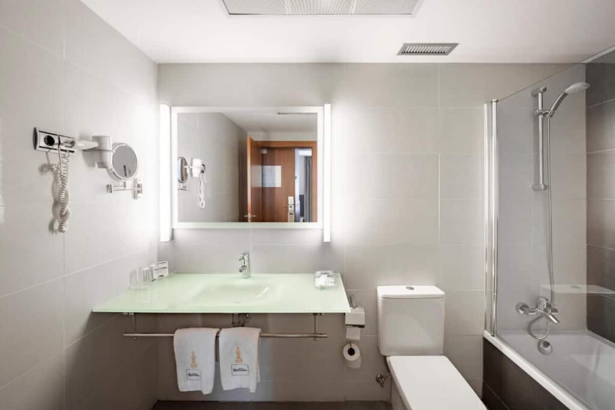 Baño | Amenidades de baño gratuitas, secadora de cabello, toallas, jabón