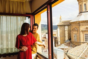 Suite | Minibar, caja fuerte, escritorio y cortinas opacas