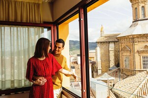 Suite | Minibar, in-room safe, desk, blackout drapes