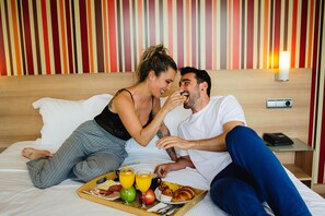 Superior Double Room | In-room dining - Hotel Maisonnave (Pamplona)