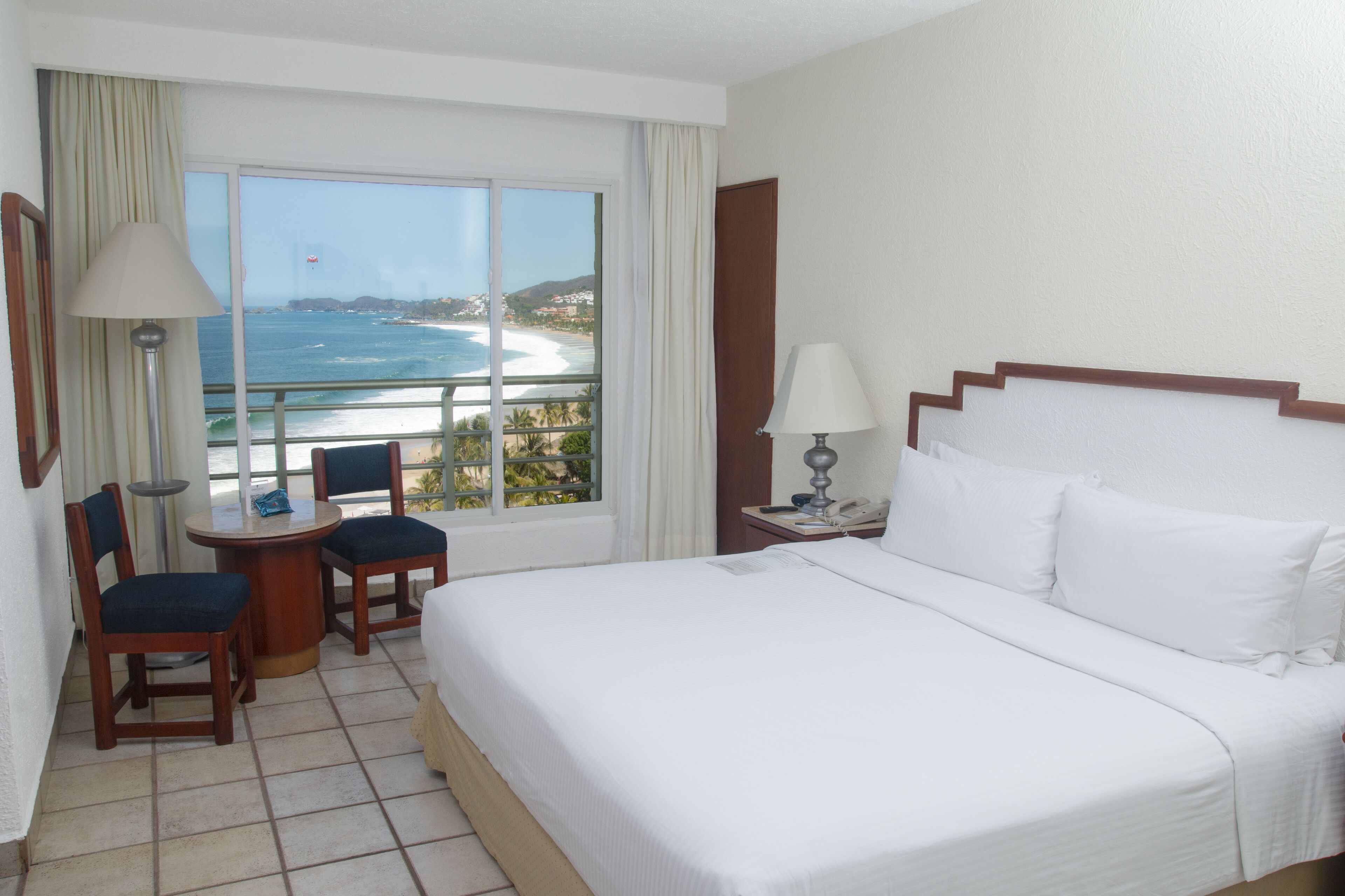 Superior-huone, 1 suuri parisänky, valtamerinäköala | Tallelokero huoneessa, työpöytä