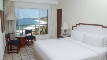 Superior kamer, 1 kingsize bed, uitzicht op zee | Een kluis op de kamer, een bureau, een laptopwerkplek