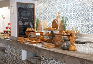 Café da manhã com buffet todos os dias (MXN 350 por pessoa) 