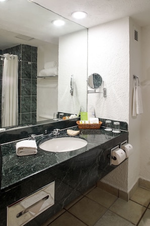 Articles de toilette (gratuits), séchoir à cheveux, serviettes fournies