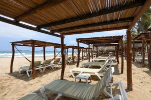 Playa privada, sillas reclinables de playa