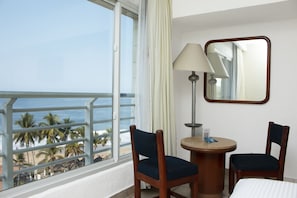 Chambre supérieure, 1 très grand lit, vue sur l’océan | 1 chambre, coffre-fort pour ordinateur portable, bureau