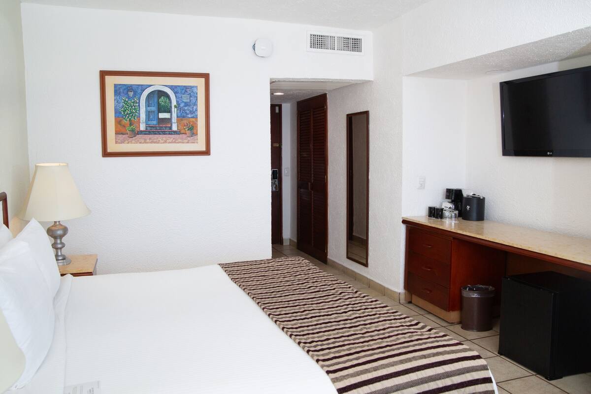 Habitación superior, 1 cama King size, vista a la montaña | Caja de seguridad en la habitación y escritorio